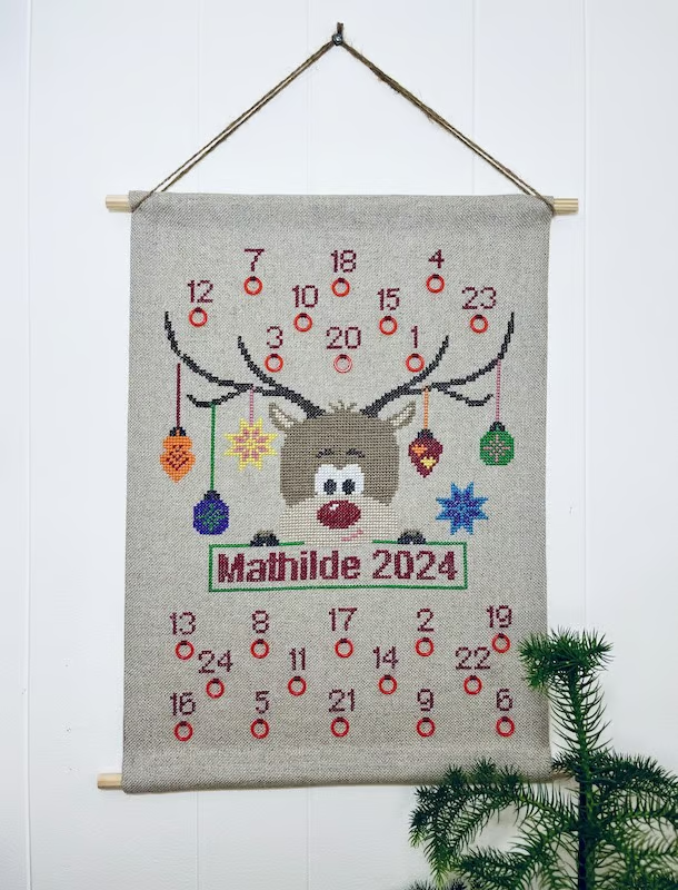 Rudolph pakkekalender broderikit med plads til 24 pakker