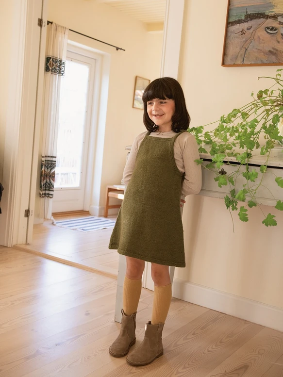 Strikkeopskrift til kjole til piger 2501-05 Clementine Dress Junior