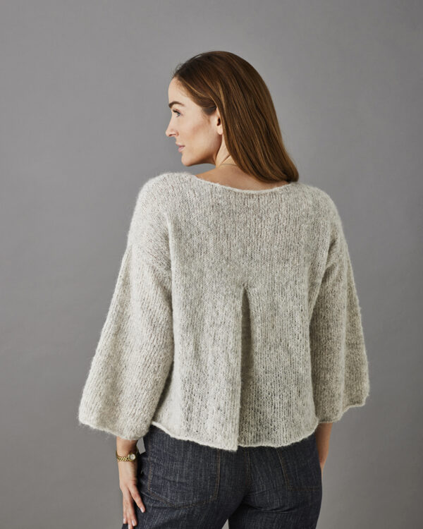 bluse-med-laeg-i-ryggen-strikkeopskrift