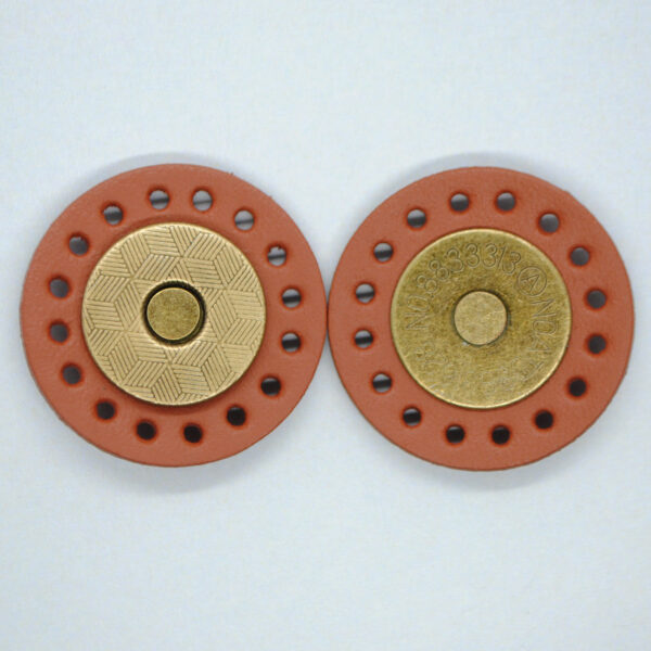 magnetknapper-i-cognacfarvet-laeder