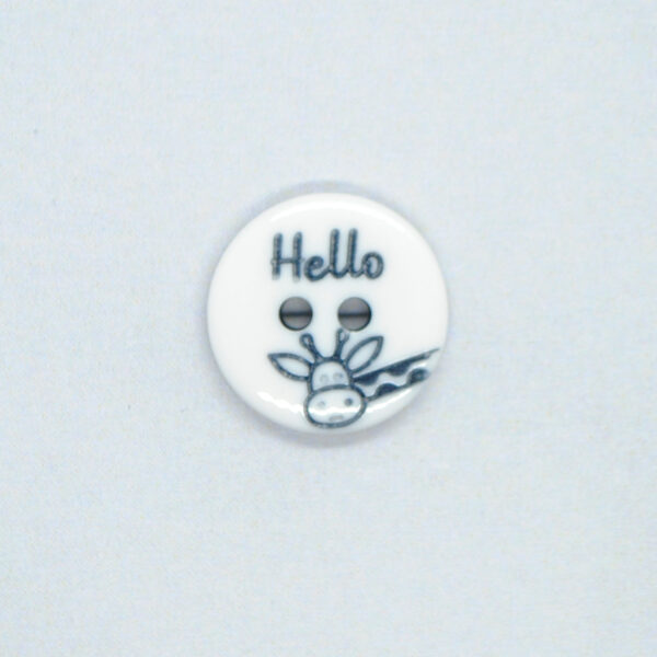 hvid-knap-med-giraf-og-hello-15-mm