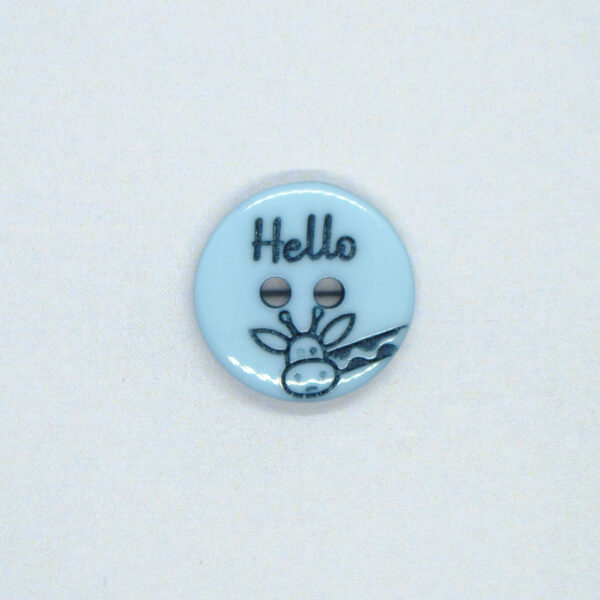 lyseblaa-knap-med-giraf-og-hello-15-mm