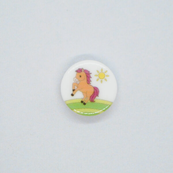 plastikknap-med-hest-15-mm-i-hvid
