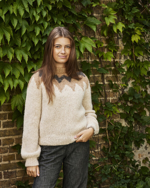 sweater-med-moensterstrikket-baerestykke-strikkeopskrift