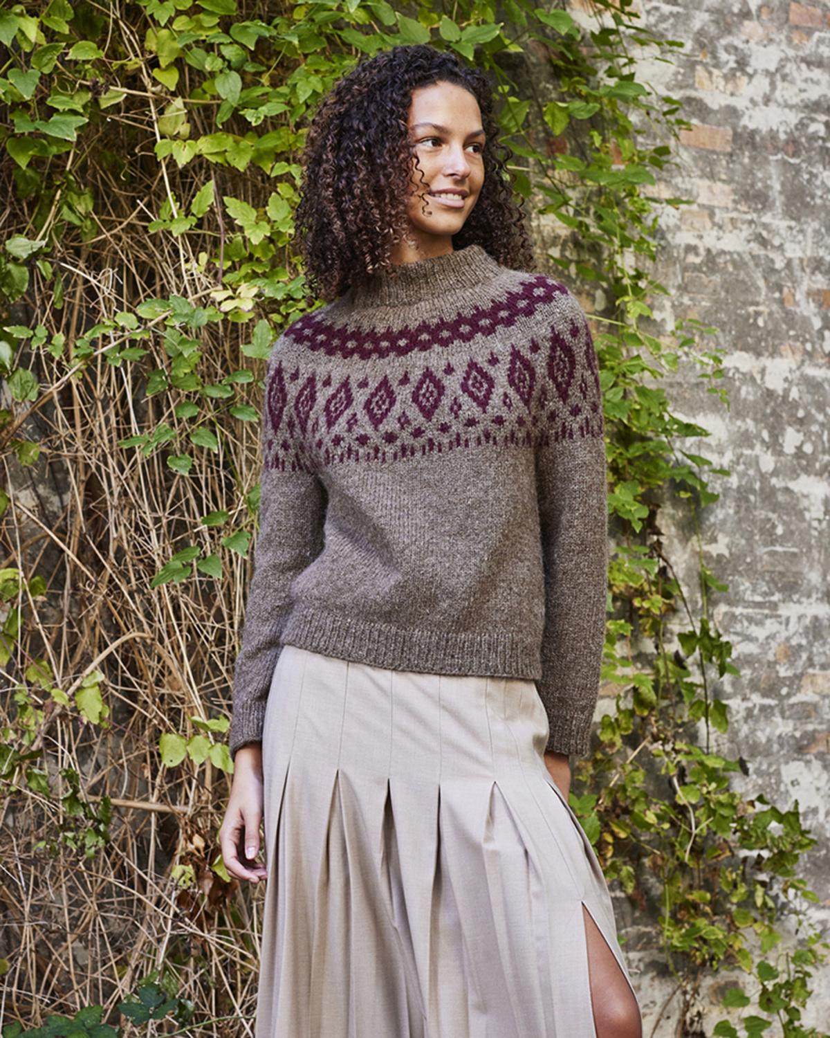 8962139 Sweater med mønsterstrik Strikkeopskrift til en sweater med mønster på bærestykket