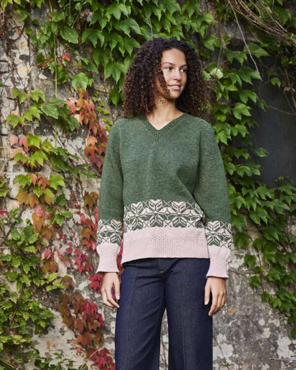 Strikkeopskrift til Sweater med tofarvet mønster og snoet rib