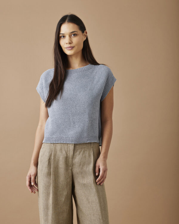 t-shirt-med-skraanende-skuldre-i-perlestrik-strikkeopskrift