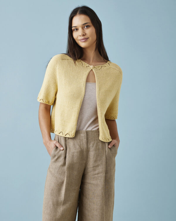 cardigan-med-feminin-hulkant-strikkeopskrift