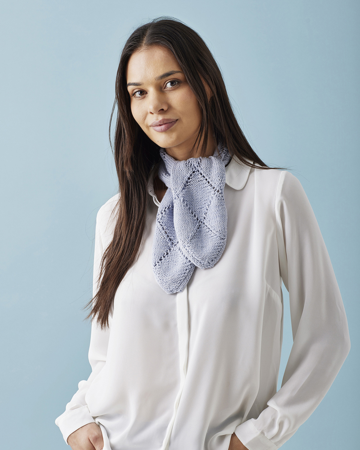 891405 Tørklæde med ruder i hulmønster Strikkeopskrift til et lille tørklæde