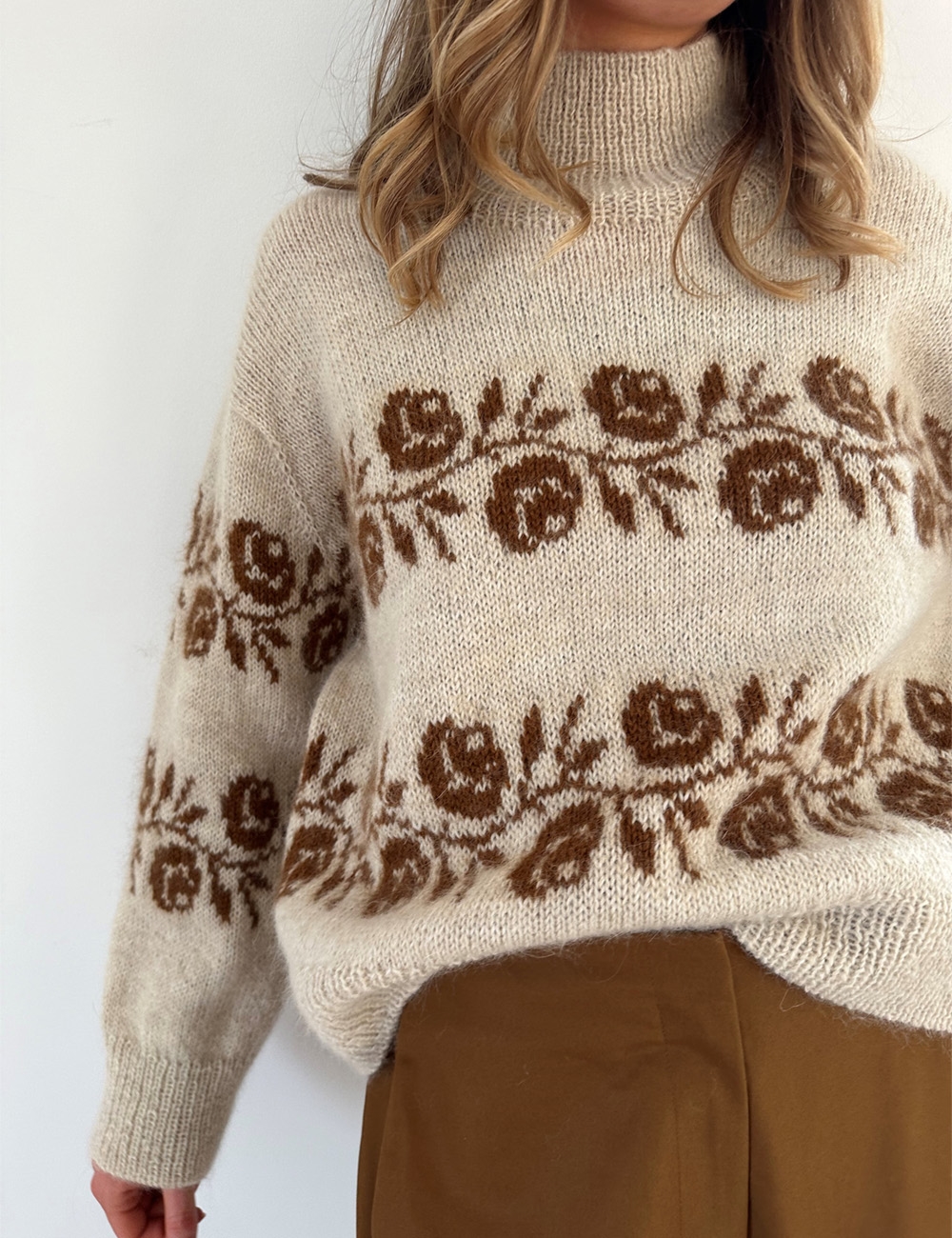 Rosie Sweater 4 Strikkeopskrift til sweater med rosenmotiv