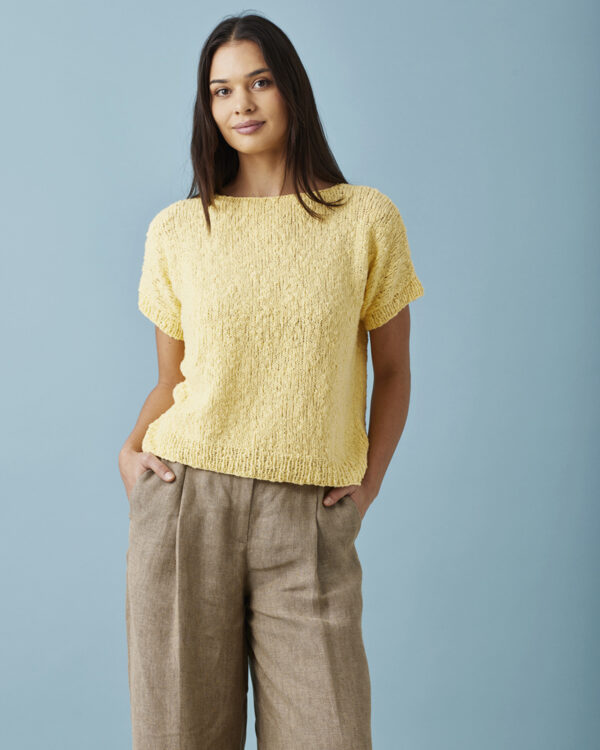 ida-t-shirt-i-glat-med-ribkanter-strikkeopskrift