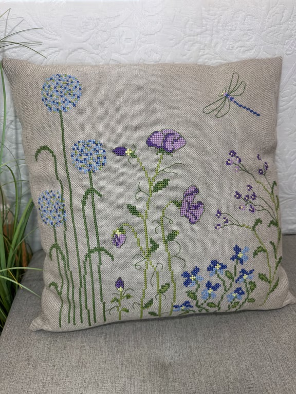 Blue Flowers Broderikit til pude med blomster