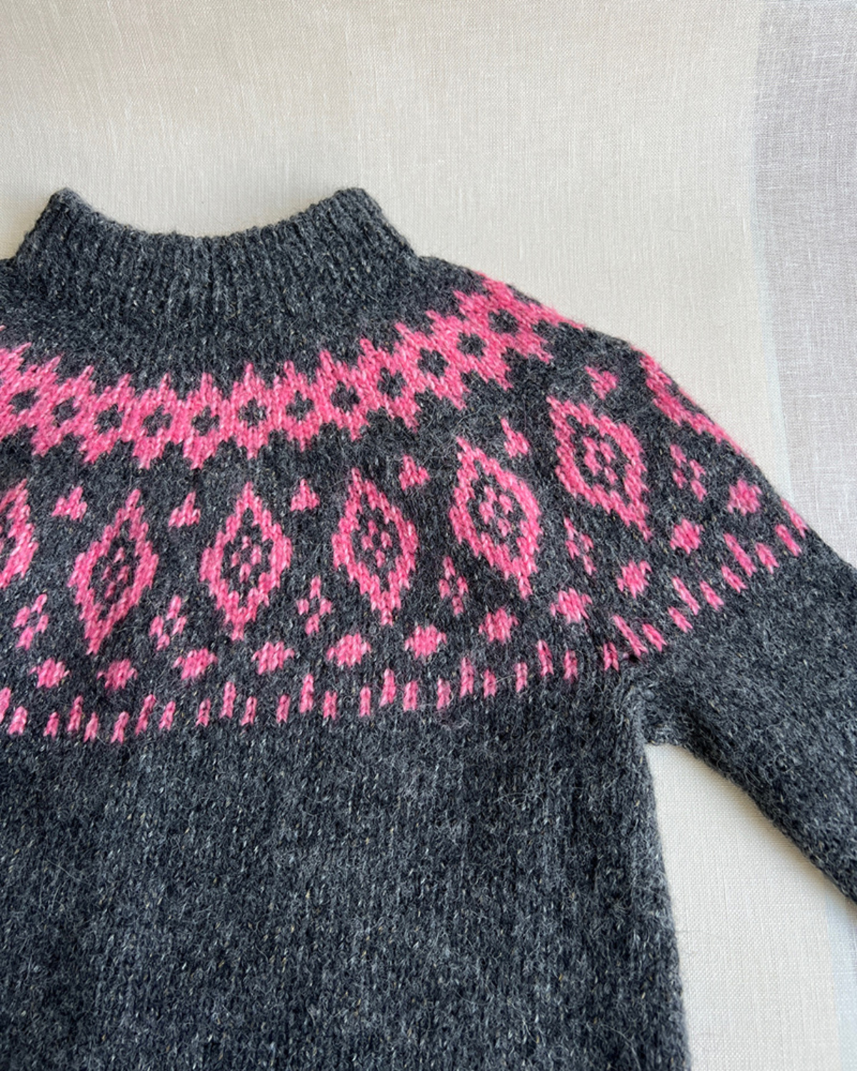 892509_001 Sweater med mønsterstrik og rundt bærestykke