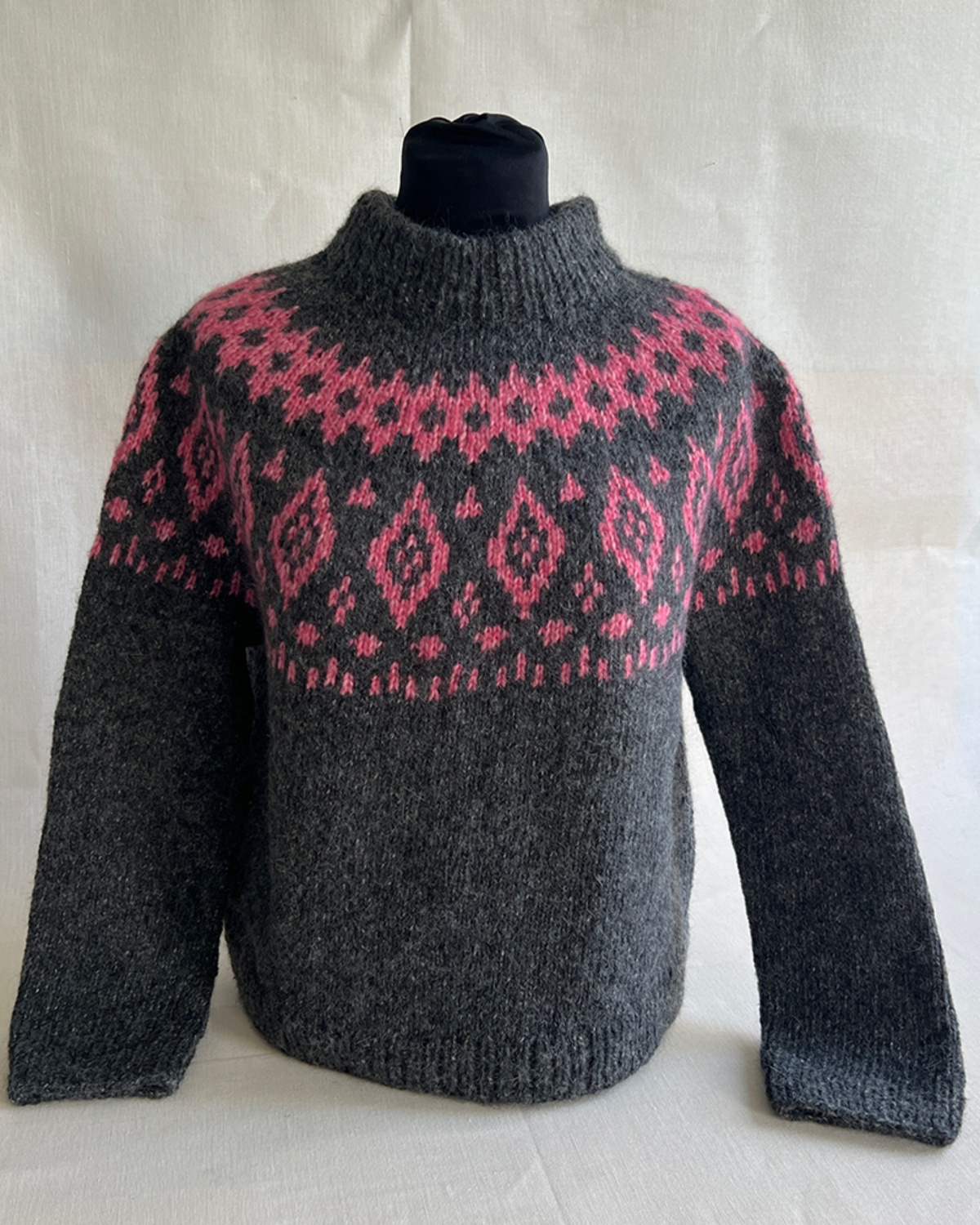 892509_002 Sweater med mønsterstrik og rundt bærestykke