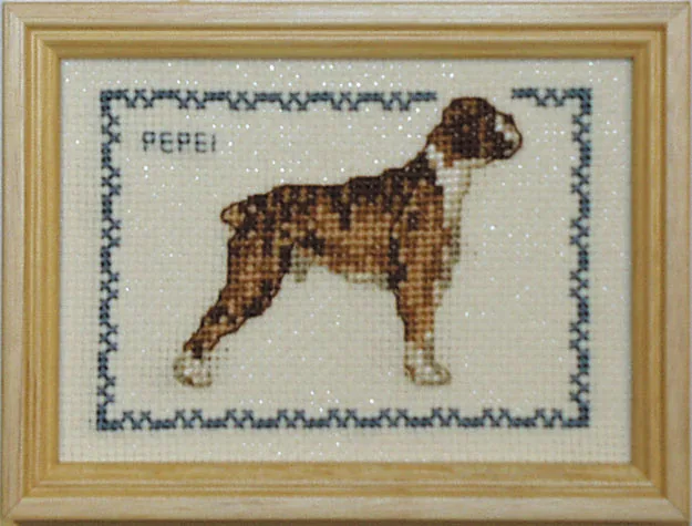 Broderikit fra Permin med en brun boxer broderet i korssting og navnet PEPE