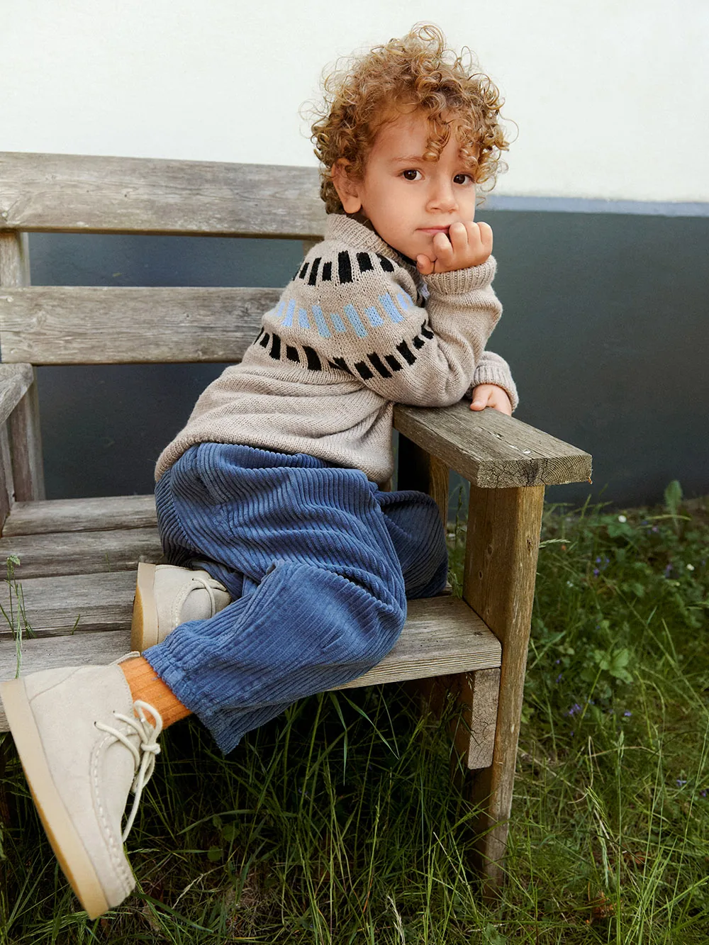 Cole Sweater Junior set fra siden, med det grafiske mønster på bærestykket