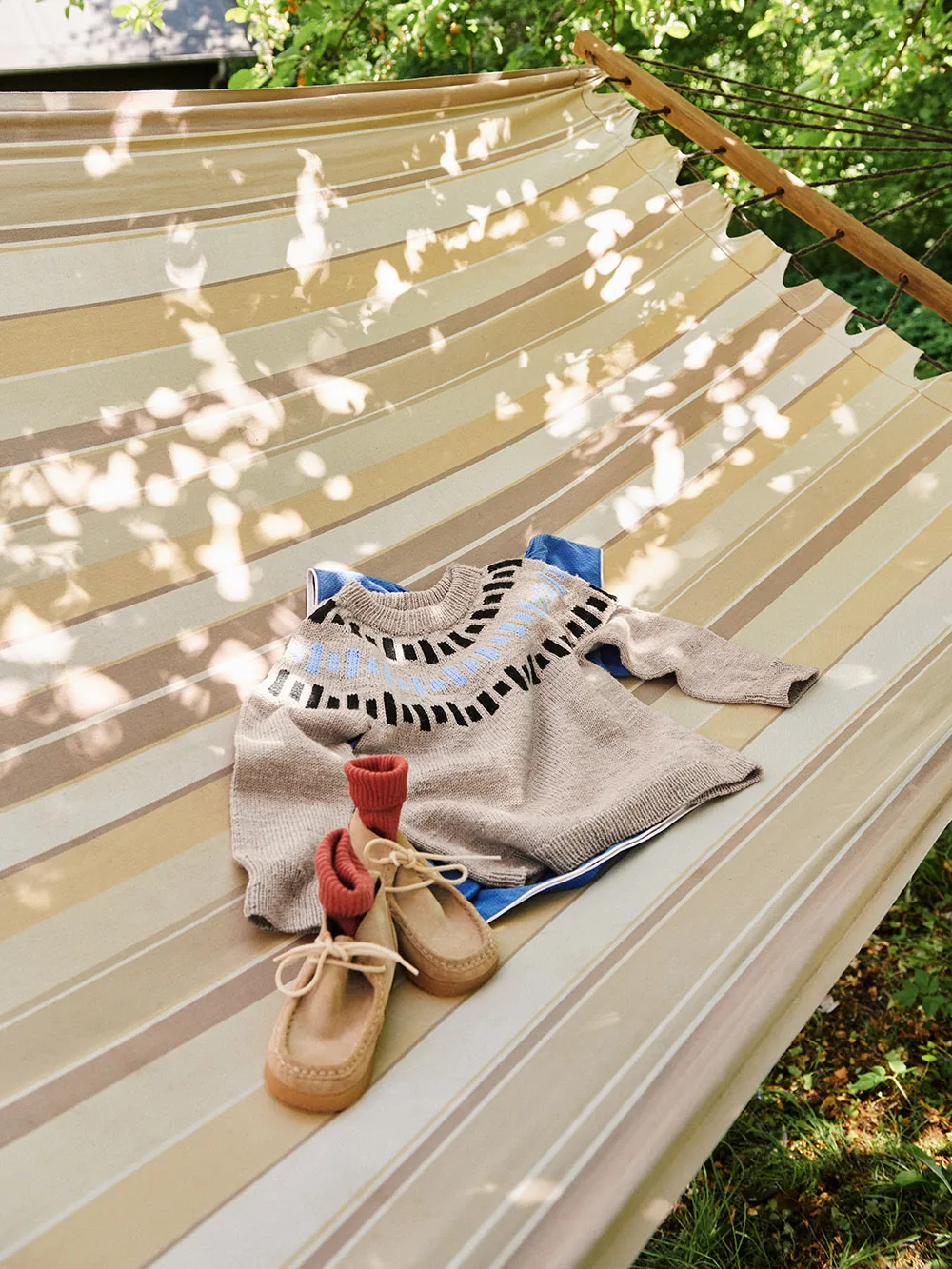 Detalje af Cole Sweater Junior i Babyull Lanett fra Sandnes Garn