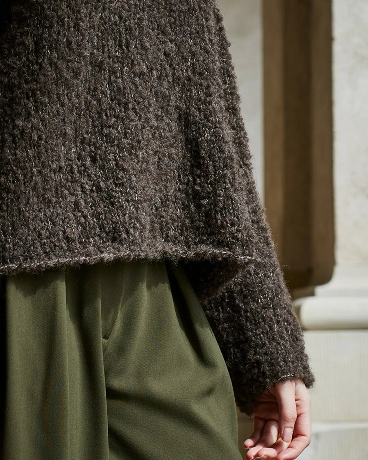 Oversize sweater i Bodil by Permin, set i hel figur