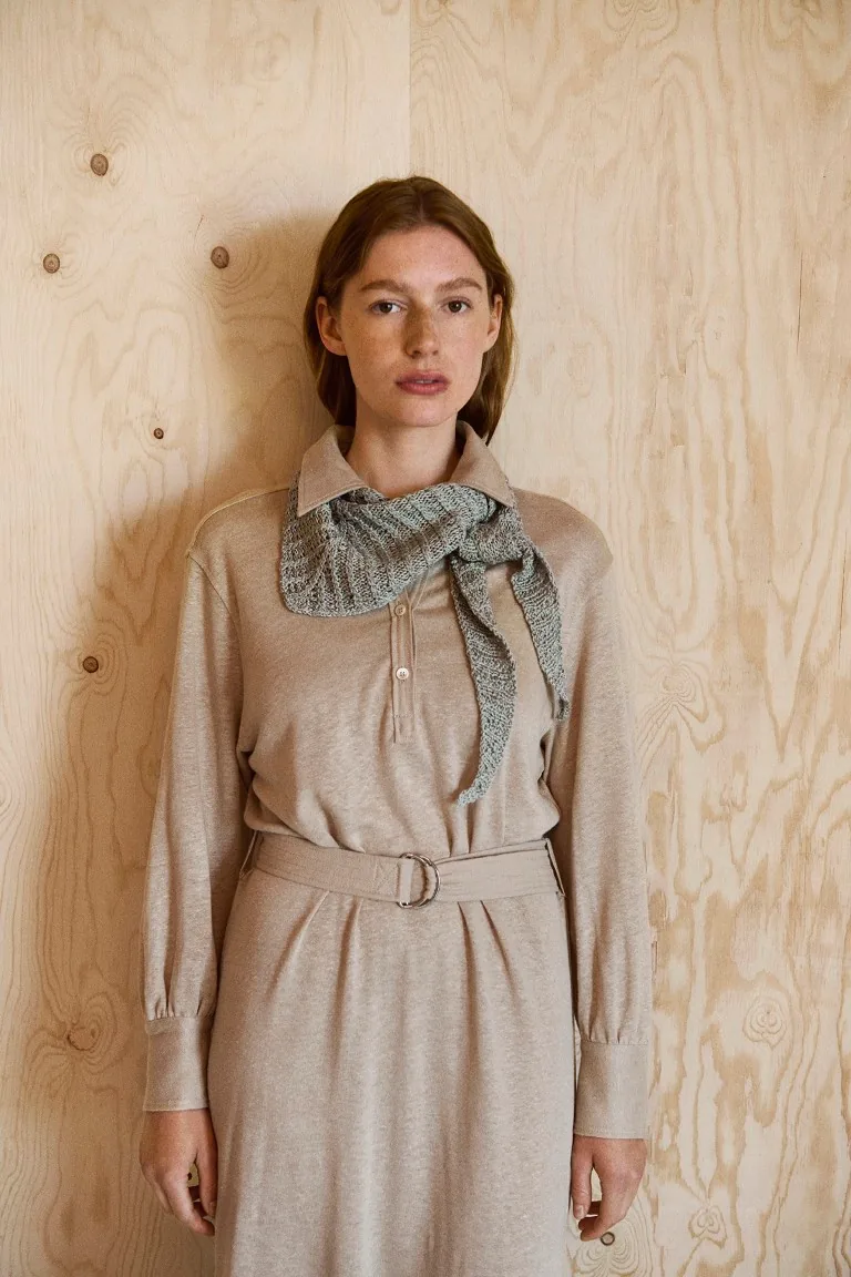 Willow Scarf fra Isager bundet foran