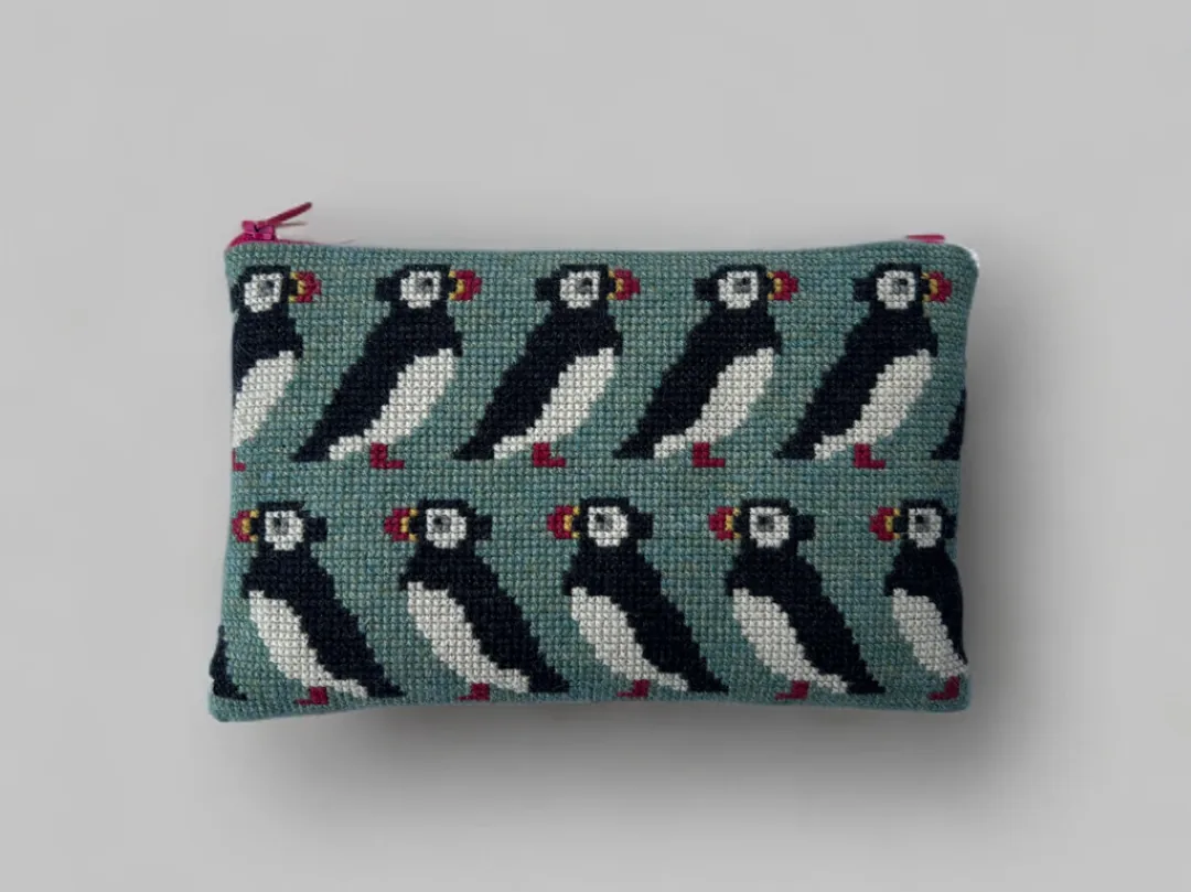 Broderet clutch med små sort-hvide fugle på række på støvet blågrøn stramaj, med pink lynlås