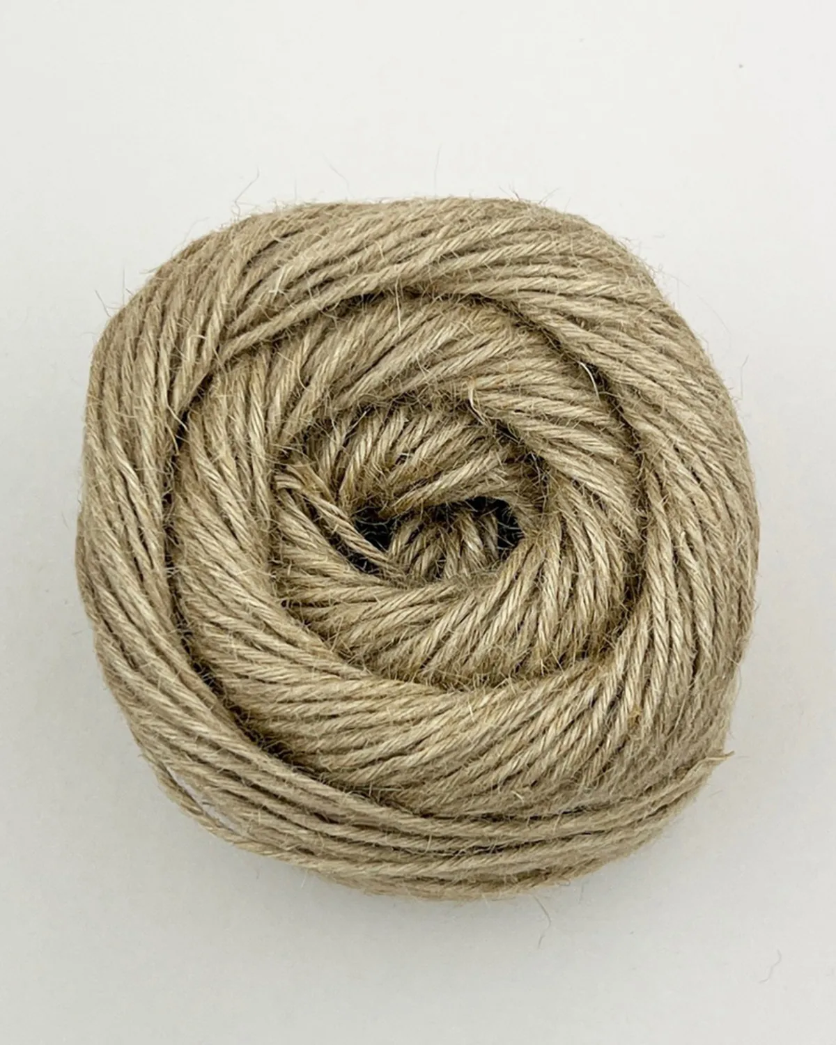 Garnnøgle Jutta by Permin i farven 887001 Natur, rustikt jutegarn i naturlig beige med synlig snoning