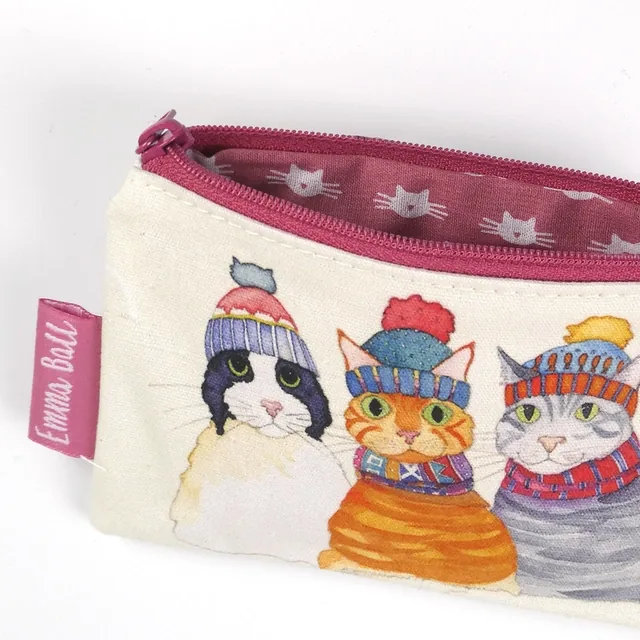 Cats in Hats pungen åbnet, så det matchende foer med små kattehoveder kan ses