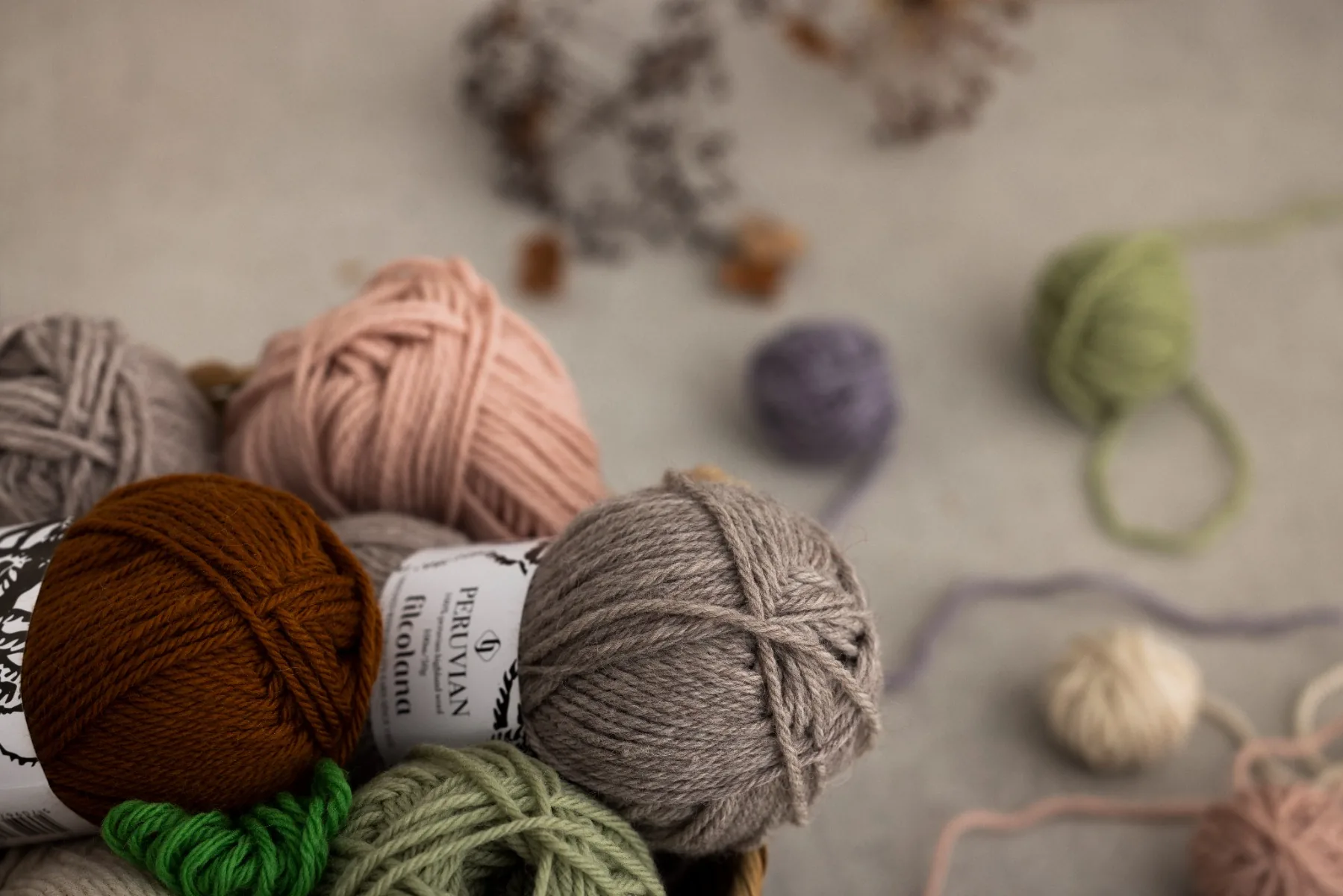 Nøgler af Filcolana Peruvian Highland Wool garn med banderole i en kurv