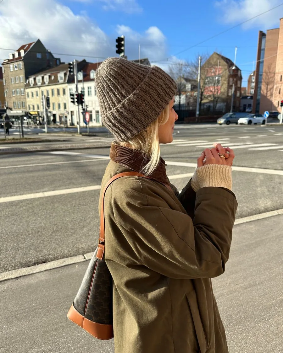 Den brune September Hue set fra siden, i Peer Gynt og Alpakka Følgetråd