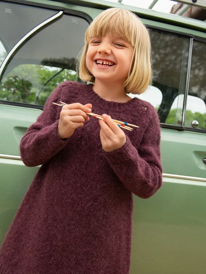 Nærbillede af det runde bærestykke og ribkanten i halsen på Sweet Pea Dress Junior