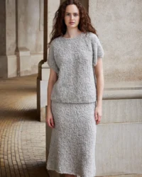 nederdel-og-oversize-t-shirt-i-glatstrik