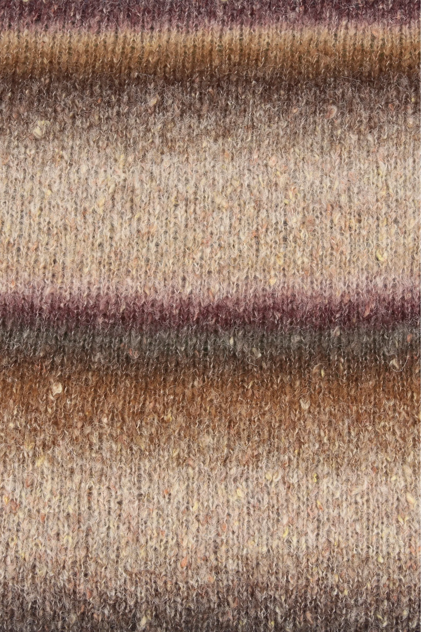 Strikkeprøve i Lang Yarns Galaxy farve 1189.0001, hvor farveovergangene ses som bløde striber med varme efterårstoner i beige, cognac, brun og støvet rosa