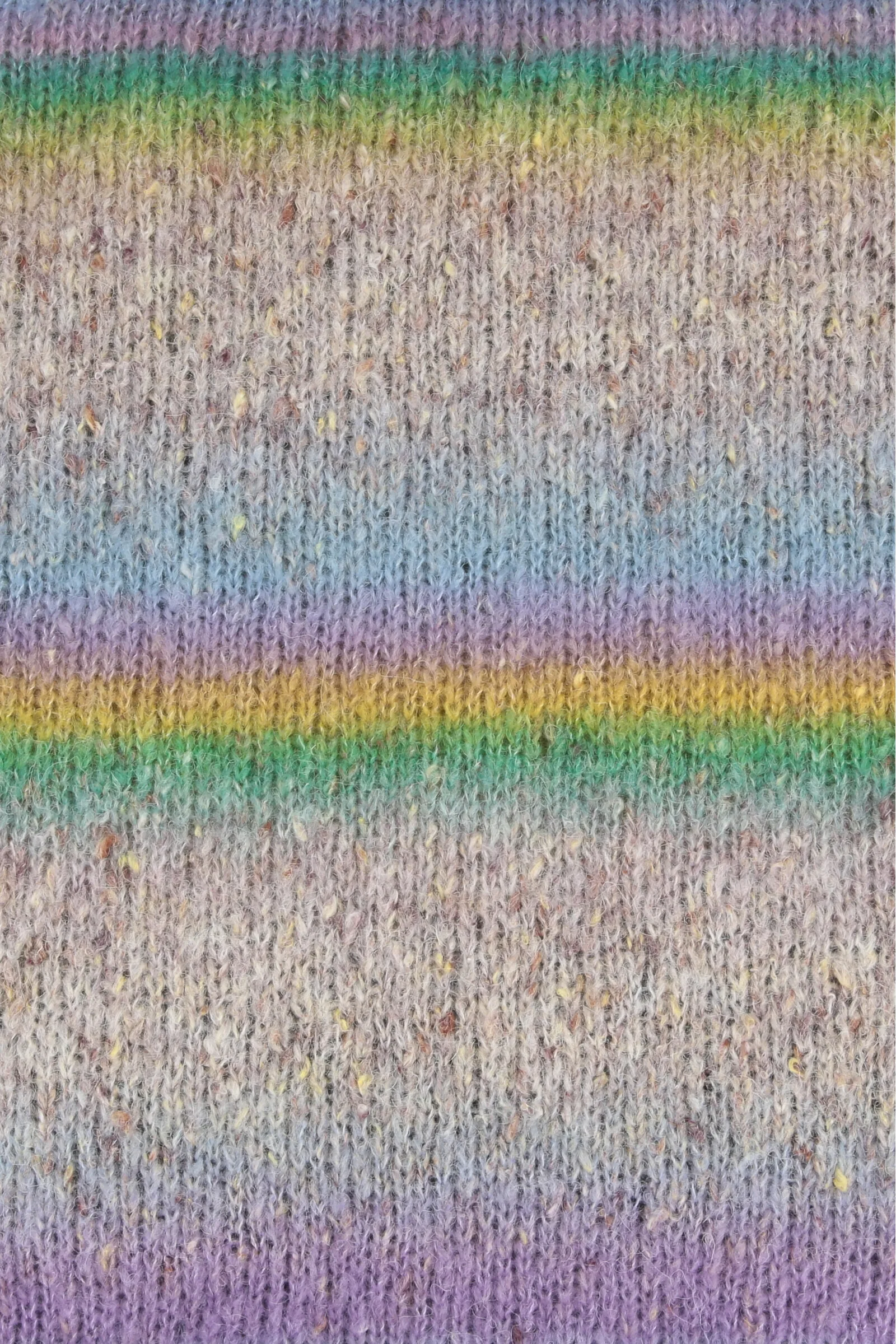 Strikkeprøve i Lang Yarns Galaxy farve 1189.0002, hvor farveovergangene ses som bløde striber med lyse toner i mint, lysegrøn, lavendel, dueblå og beige