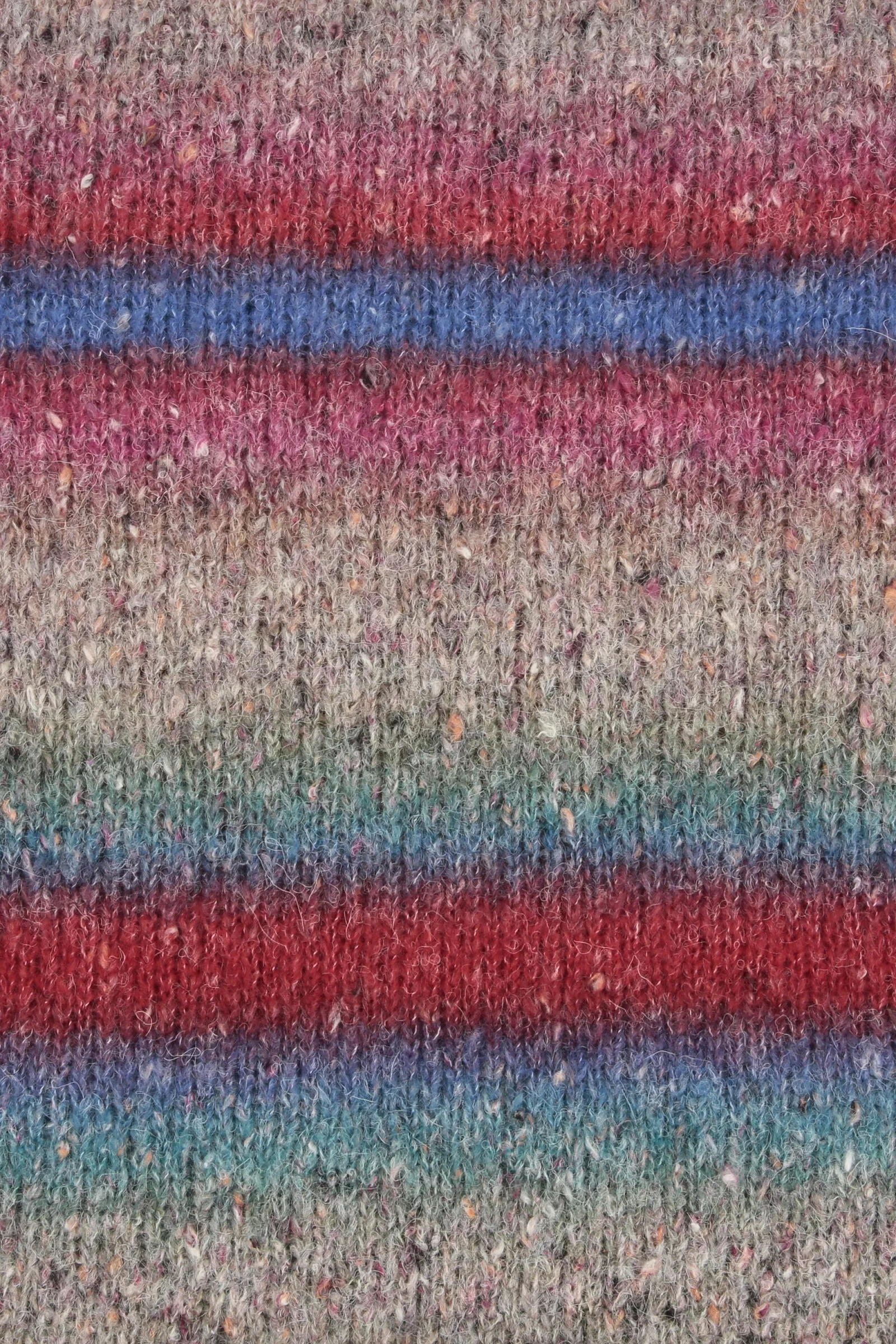 Strikkeprøve i Lang Yarns Galaxy farve 1189.0003, hvor farveovergangene ses som bløde striber med hindbærrød, dueblå, grå og beige