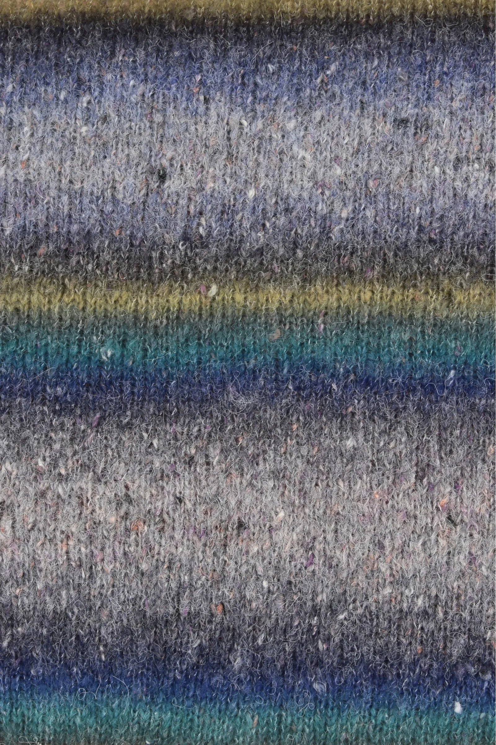 Strikkeprøve i Lang Yarns Galaxy farve 1189.0004, hvor farveovergangene ses som bløde striber med jeansblå, petrol, okkergul, grå og grågrøn