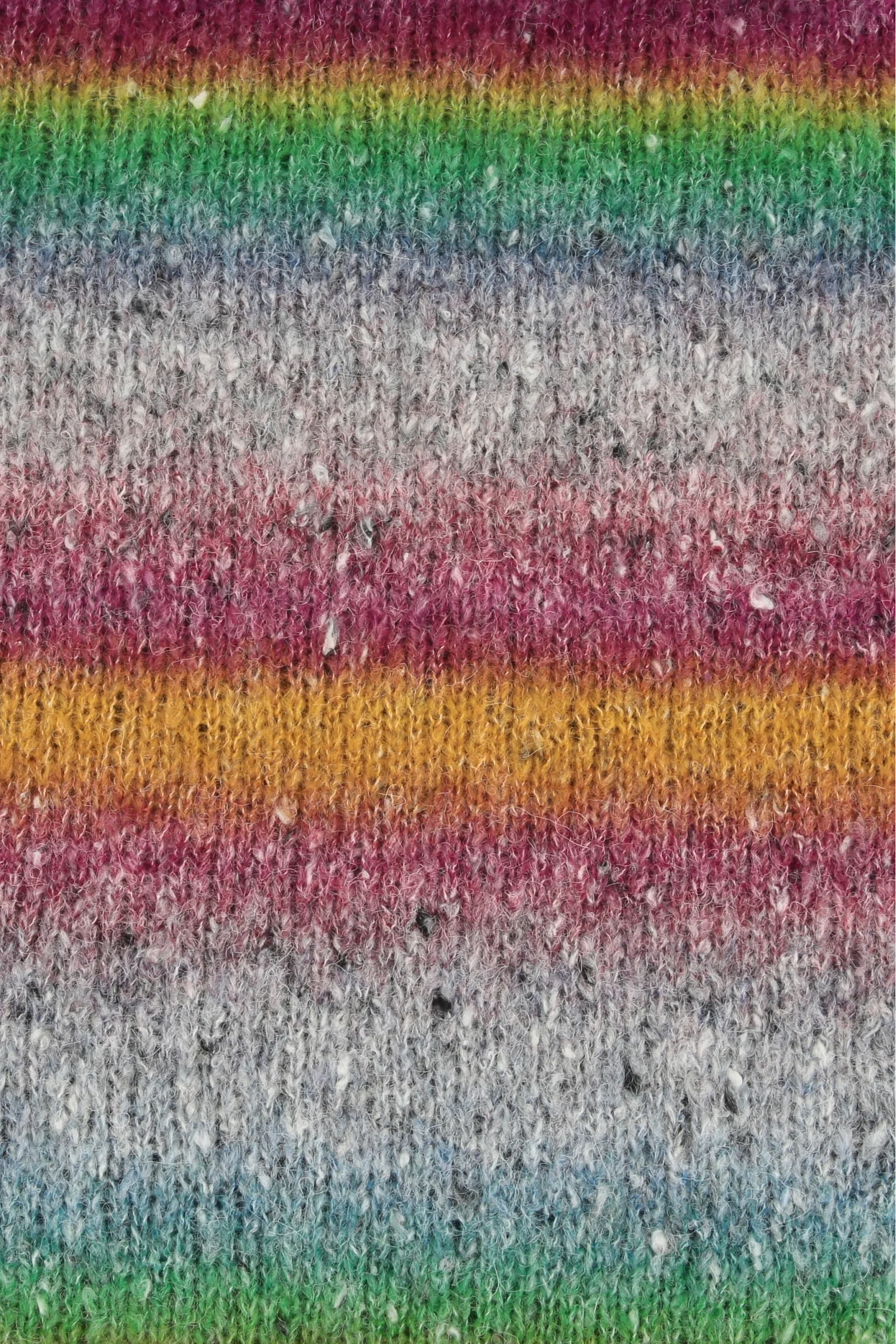 Strikkeprøve i Lang Yarns Galaxy farve 1189.0005, hvor farveovergangene ses som bløde striber med grå, hindbær, græsgrøn, okkergul og turkis