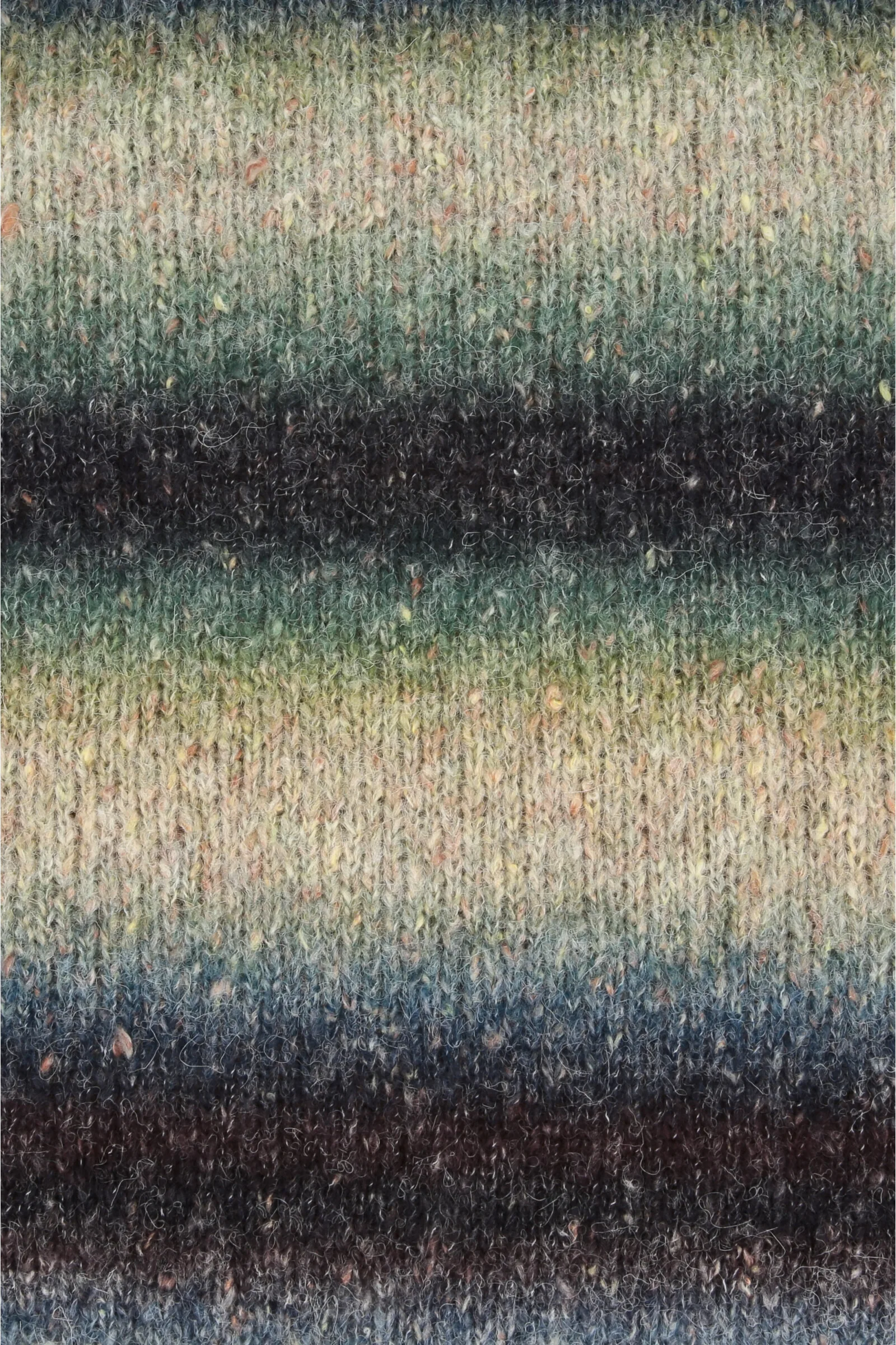 Strikkeprøve i Lang Yarns Galaxy farve 1189.0006, hvor farveovergangene ses som bløde striber med sand, mørkegrøn, mørkebrun, jeansblå og grå