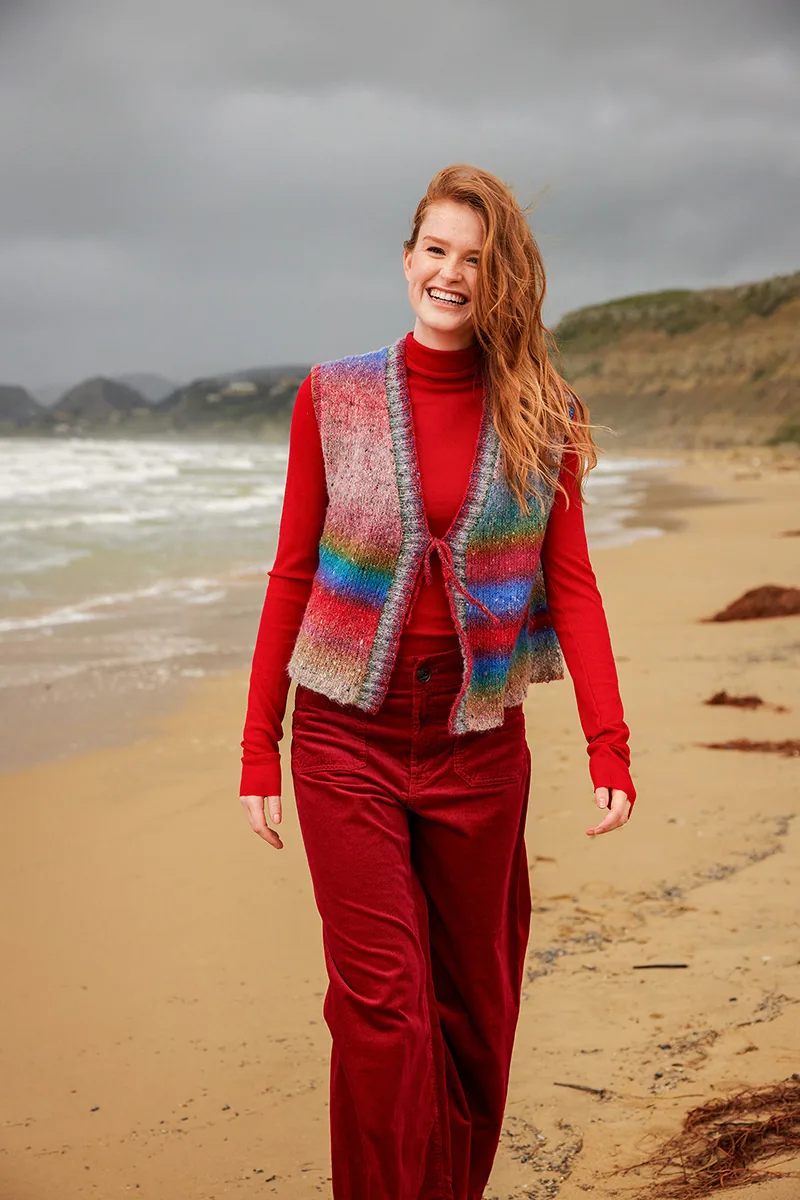 Model fra strikkehæftet Lang Yarns Punto 98 Galaxy: vest med knapper i lyse farveforløb med pink, grøn og blå