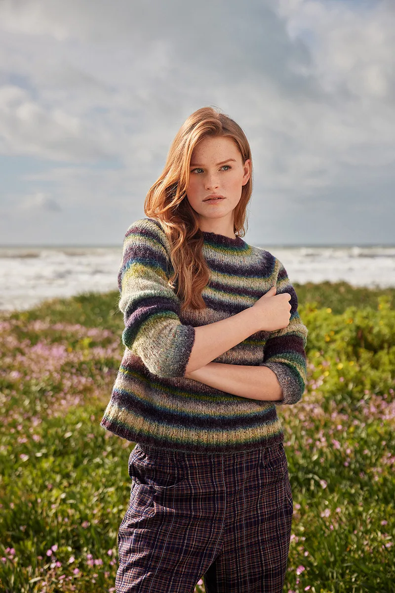 Model fra strikkehæftet Lang Yarns Punto 98 Galaxy: sweater med striber i grøn, blå og lilla farveforløb