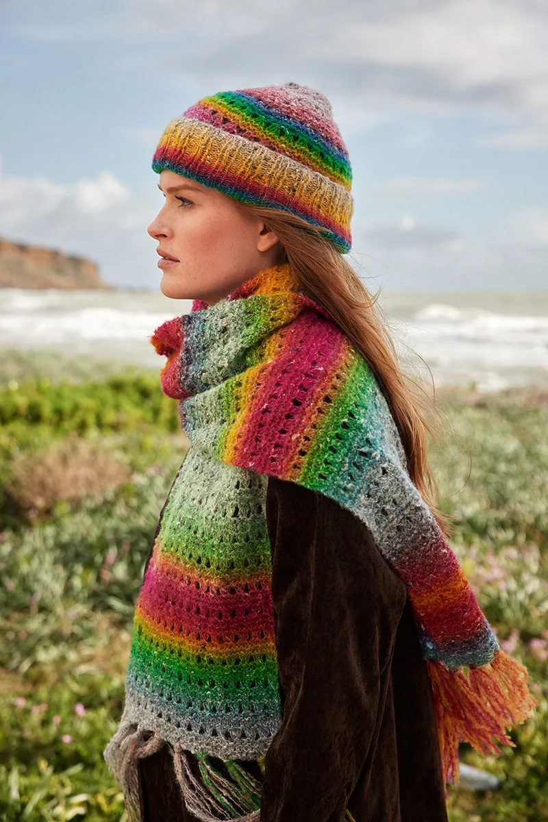 Model fra strikkehæftet Lang Yarns Punto 98 Galaxy: hue og langt tørklæde i regnbuefarvede forløb