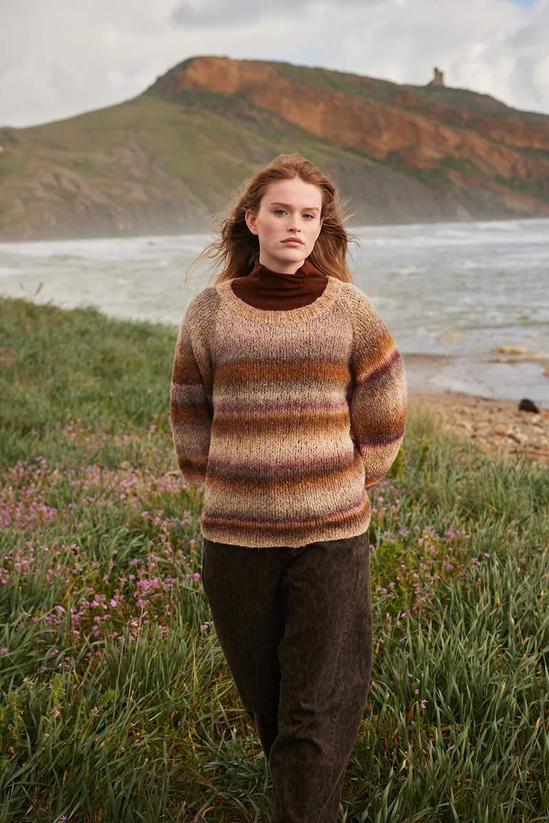 Model fra strikkehæftet Lang Yarns Punto 98 Galaxy: sweater med rullekrave i beige, brune og sandfarvede forløb