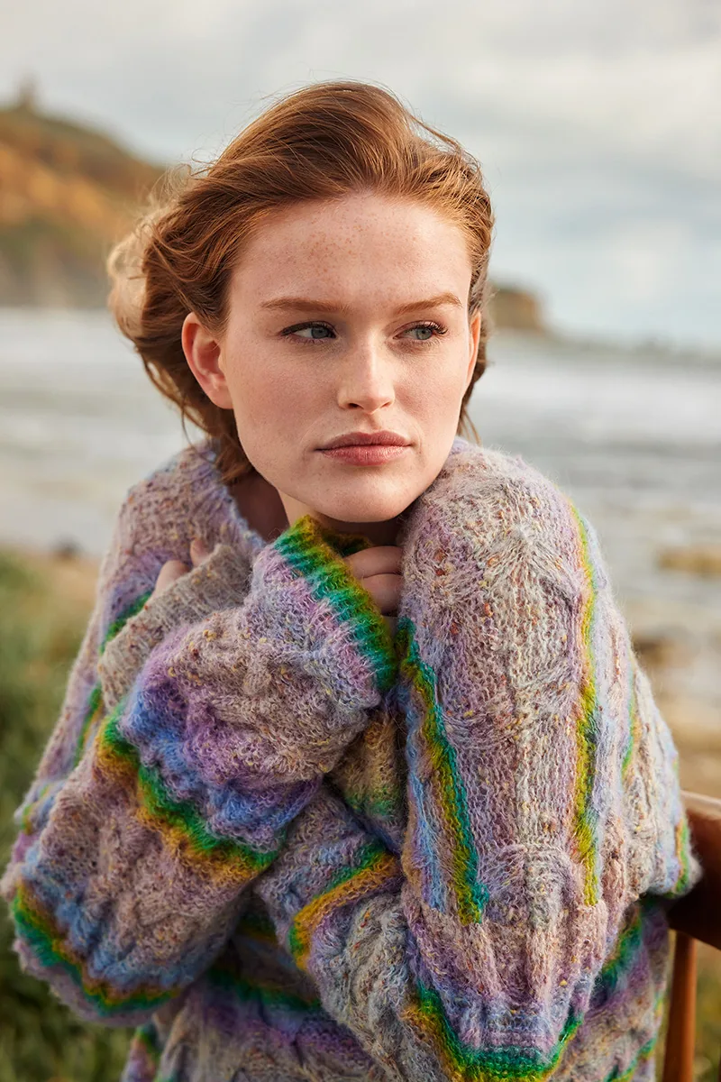 Model fra strikkehæftet Lang Yarns Punto 98 Galaxy: stor cardigan med struktur i lyse lilla, grå og grønne forløb