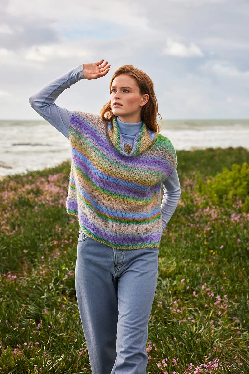 Model fra strikkehæftet Lang Yarns Punto 98 Galaxy: sweater med rullekrave i lilla, grønne og blå forløb